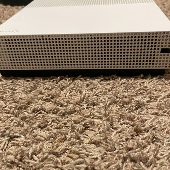 Xbox one S 500 GB with controller - Picture 5 of 8